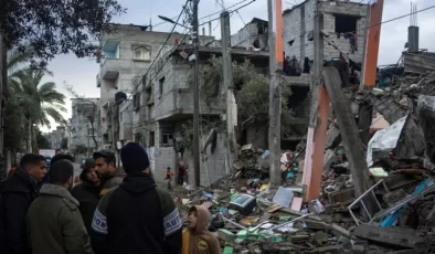 Yaklaşık 27 bin kişinin yaşamını yitirdiği Gazze enkaz yığınına dönmüş durumda