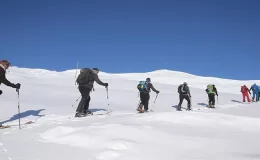 Almanya ve Avusturya’dan gelen kayakçılar Hakkari’de dağ kayağı yaptı