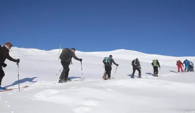 Almanya ve Avusturya’dan gelen kayakçılar Hakkari’de dağ kayağı yaptı
