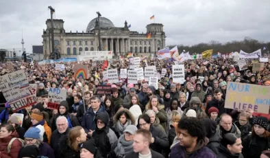 Almanya’da aşırı sağcı politikalara karşı protestolar sürüyor
