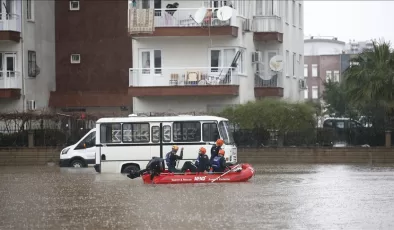 Antalya’da şiddetli yağış yaşamı olumsuz etkiledi