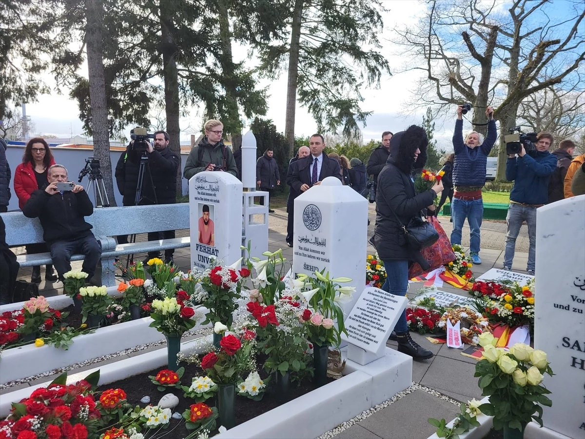 Hanau’da ırkçı terör saldırısında hayatını kaybedenler için anma töreni düzenlendi