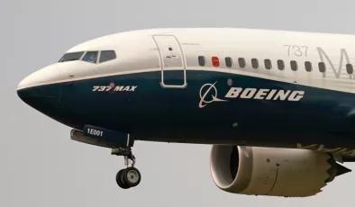 Kapı paneli havada kopan Boeing uçağının cıvataları eksik görünüyor