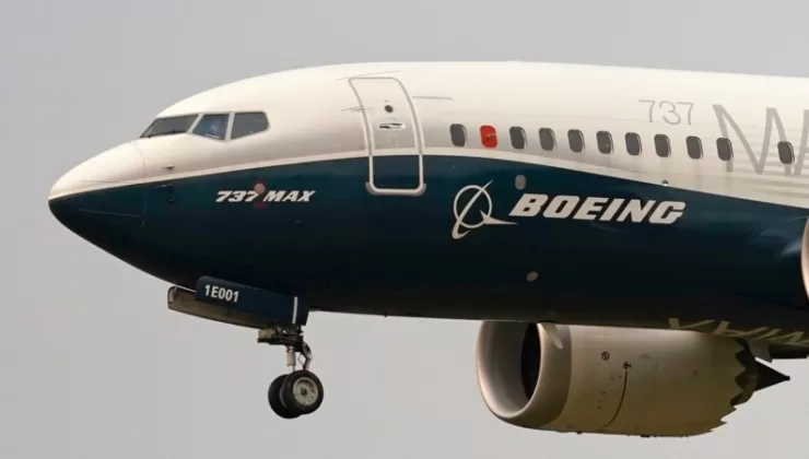 Kapı paneli havada kopan Boeing uçağının cıvataları eksik görünüyor