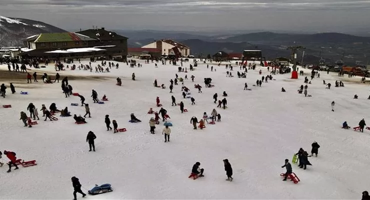 Ladik Akdağ Kayak Merkezi’nde tatil yoğunluğu sürüyor