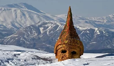 Nemrut Dağı’nın dev heykelleri kışın da ziyaretçilerini ağırlıyor