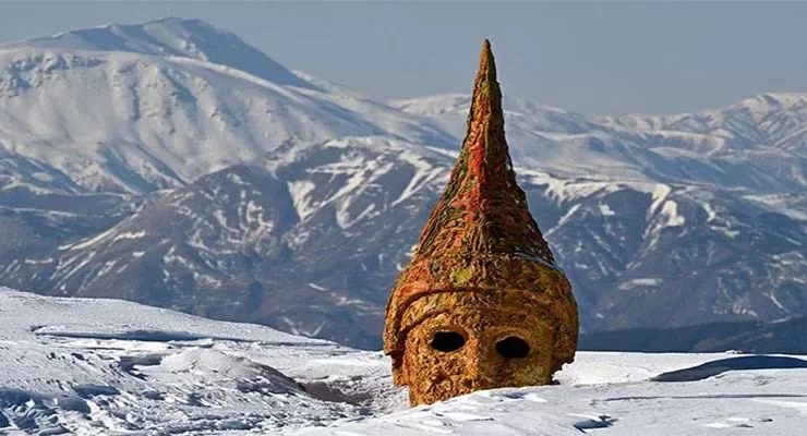 Nemrut Dağı’nın dev heykelleri kışın da ziyaretçilerini ağırlıyor