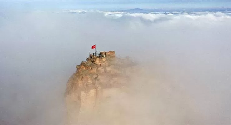 Turistler Kapadokya’daki seyir noktasından ‘sis denizi’ni izliyor