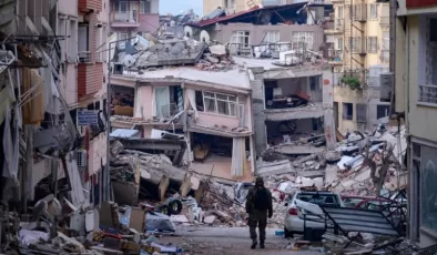 Türkiye 6 Şubat depremlerinde yıkılan binlerce kusurlu binadan sorumlu kamu görevlilerinin hesap vermesini sağlamakla yükümlü