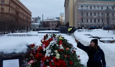 Tutuklanma riskine rağmen Ruslar Navalny anısına çiçekler bırakmaya devam ediyor