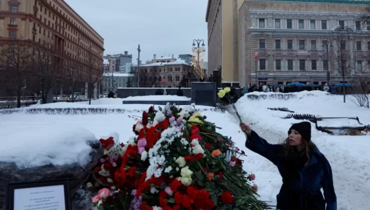 Tutuklanma riskine rağmen Ruslar Navalny anısına çiçekler bırakmaya devam ediyor