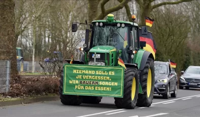 Düsseldorf`da çiftçiler hükümeti protesto etti