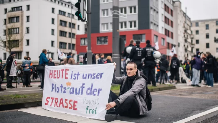 Almanya’nın birçok şehrinde iklim aktivistleri gösteri yaptı