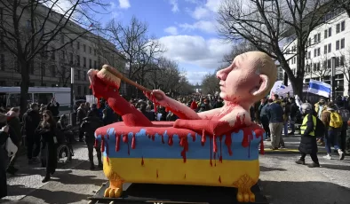 Putin, Berlin`de protesto edildi