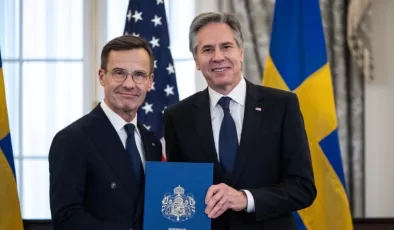 Başbakan Kristersson katılım belgesini Washington’da Dışişleri Bakanı Blinken’a sundu