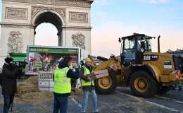 Çiftçiler traktörleriyle Paris’e indi: 66 gözaltı