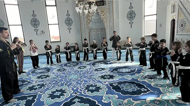 Camilerde gençlere ücretsiz ‘Bagatur’ dersleri veriyor