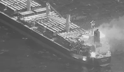 Husi saldırılarının Kızıldeniz’de ilk sivil can kaybına neden olduğu geminin mürettebatı tahliye edildi
