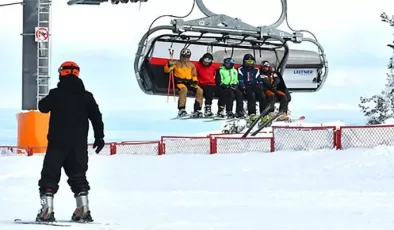 İranlı turistler nevruz tatilini Sarıkamış’ta kayak yaparak geçiriyor