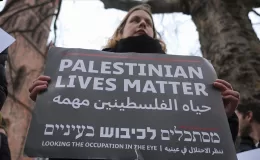 Berlin’de yaşayan İsrailliler, Gazze’de ateşkes talebiyle gösteri düzenledi