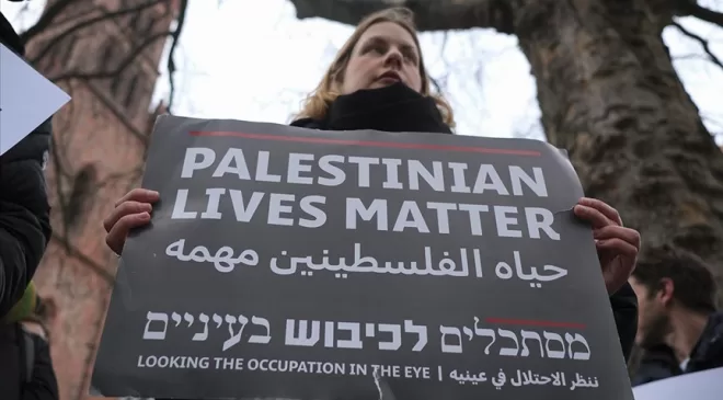 Berlin’de yaşayan İsrailliler, Gazze’de ateşkes talebiyle gösteri düzenledi