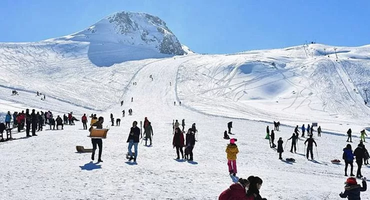 Kayak merkezlerinde en fazla kar kalınlığı 192 santimetreyle Hakkari’de ölçüldü