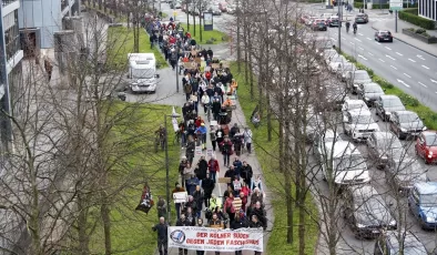 Köln`de binlerce kişi ırkçılığa karşı yürüdü