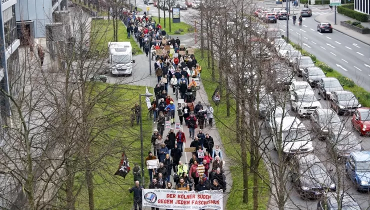 Köln`de binlerce kişi ırkçılığa karşı yürüdü