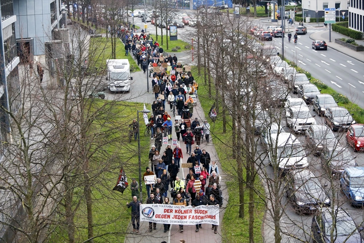 Köln`de binlerce kişi ırkçılığa karşı yürüdü