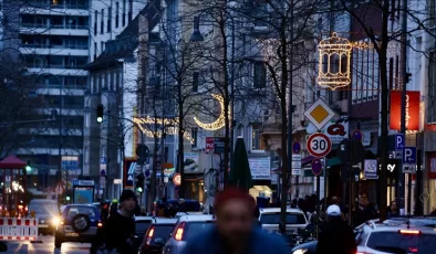 Almanya’nın Köln kentinde bir cadde ramazana özel aydınlatıldı