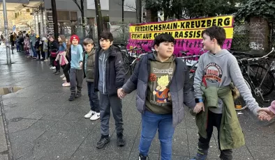 Berlin’de İnsan Zinciriyle Irkçılığa Karşı Gösteri