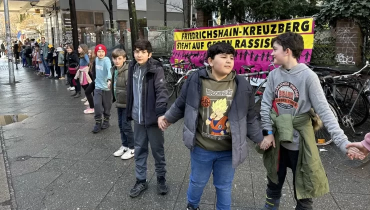 Berlin’de İnsan Zinciriyle Irkçılığa Karşı Gösteri