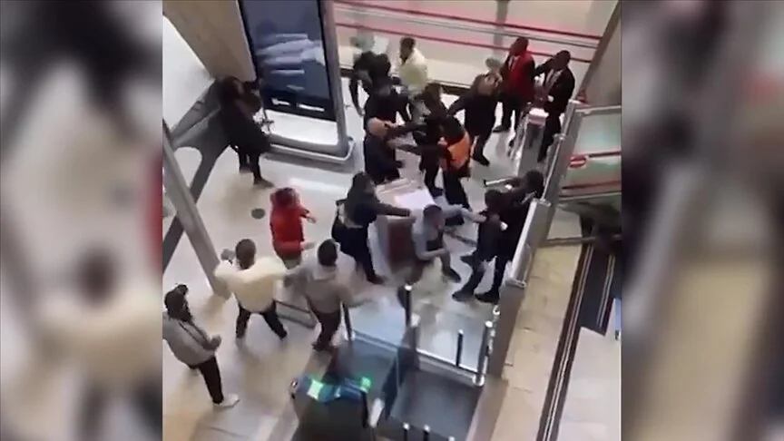 PKK yandaşları Paris’teki havalimanında olay çıkardı