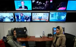 Taliban’dan kıyafet yönetmeliğine uymayan kadınların medya platformlarında görünmesinin yasaklanabileceği uyarısı