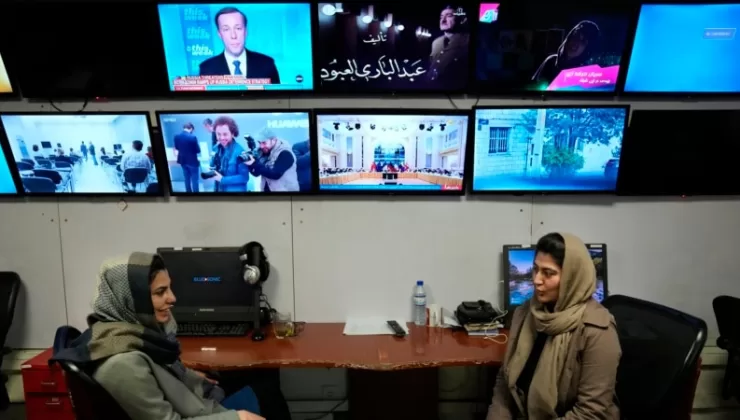Taliban’dan kıyafet yönetmeliğine uymayan kadınların medya platformlarında görünmesinin yasaklanabileceği uyarısı