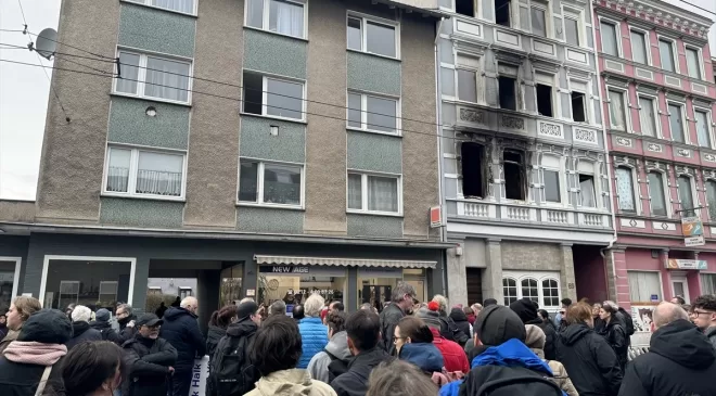 Solingen’de kundaklama sonucu ölen aile için anma töreni düzenlendi