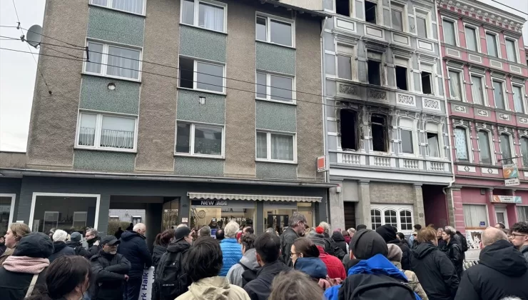 Solingen’de kundaklama sonucu ölen aile için anma töreni düzenlendi
