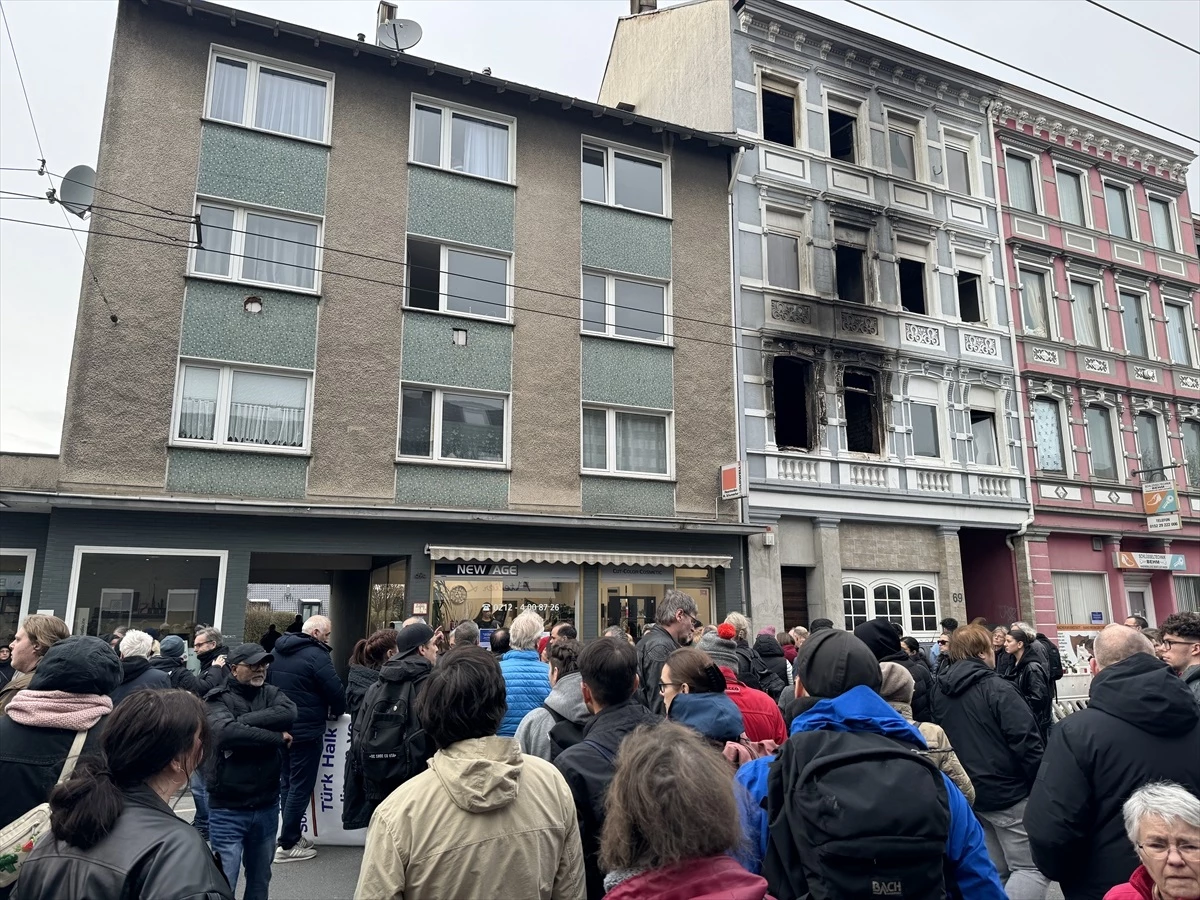 Solingen’de kundaklama sonucu ölen aile için anma töreni düzenlendi