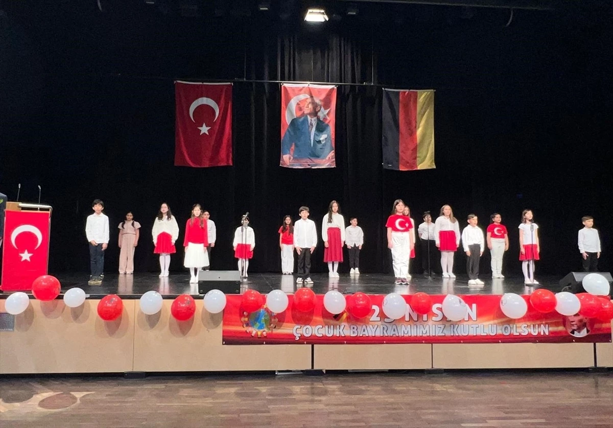 Antalya Valisi Hulusi Şahin ve AGC Üyeleri 23 Nisan Etkinliğine Katıldı