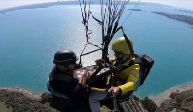 Adana’da yamaç paraşütü yapan iki pilot gökyüzünde tavla oynadı