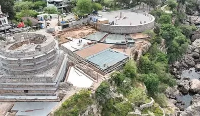 Antalya’da Hıdırlık Kulesi kazılarında sütunlu yapı gün yüzüne çıkarıldı