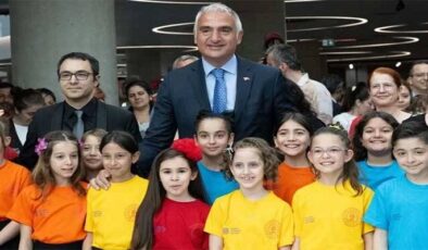 Bakan Ersoy, Devlet Çoksesli Çocuk Korosunun 23 Nisan Özel Konserini izledi
