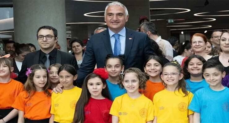 Bakan Ersoy, Devlet Çoksesli Çocuk Korosunun 23 Nisan Özel Konserini izledi
