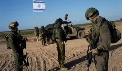 İsrail Gazze’nin güneyindeki güçlerinin önemli bölümünü geri çektiğini açıklarken ateşkes görüşmeleri Mısır’da yeniden başlıyor