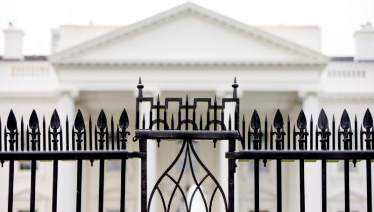 Beyaz Saray’ın etrafındaki güvenlik bariyerine çarpan aracın sürücüsü hayatını kaybetti
