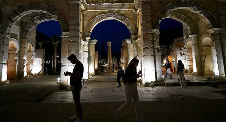 Efes Antik Kenti’nde yıldızlar altında tarih yolculuğu başladı