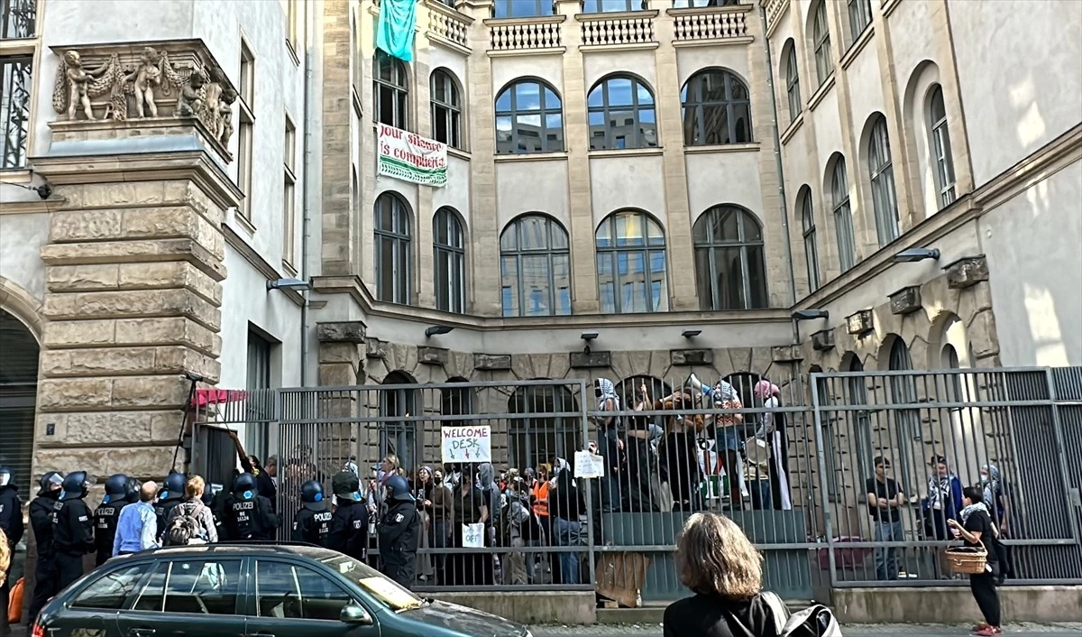 Üniversite Binası Polis Tarafından Boşaltıldı