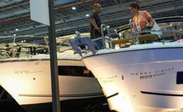 İzmir’de açılan iki fuarda son model tekneler ve antikalar sergileniyor