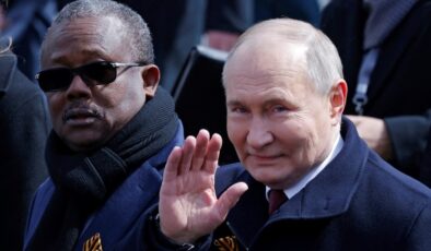 Rusya Zafer Günü’nü kutlarken, Putin küresel çatışma uyarısında bulundu