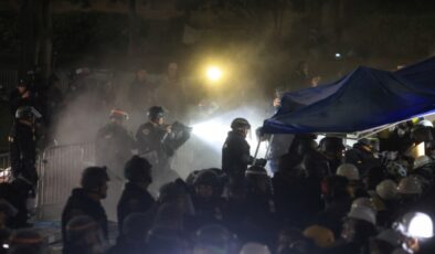 UCLA’da polis Filistin destekçisi protestocuların kampını dağıtmak için müdahaleye başladı